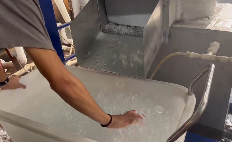 máquina industrial de hielo en tubo
