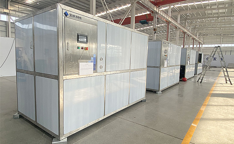 ice cube maker and storage